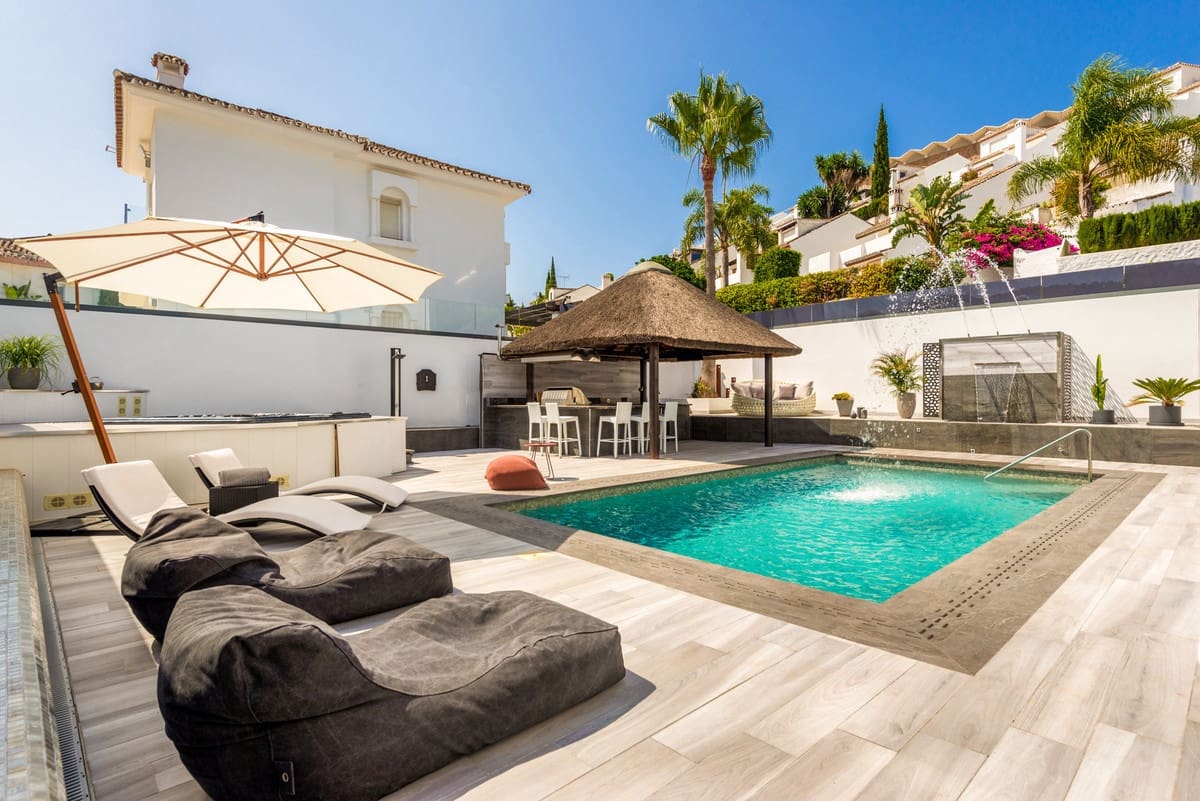 5 bedroom Villa for sale in Puerto Banus with pool - € 2,395,000 (Ref: 9823289)