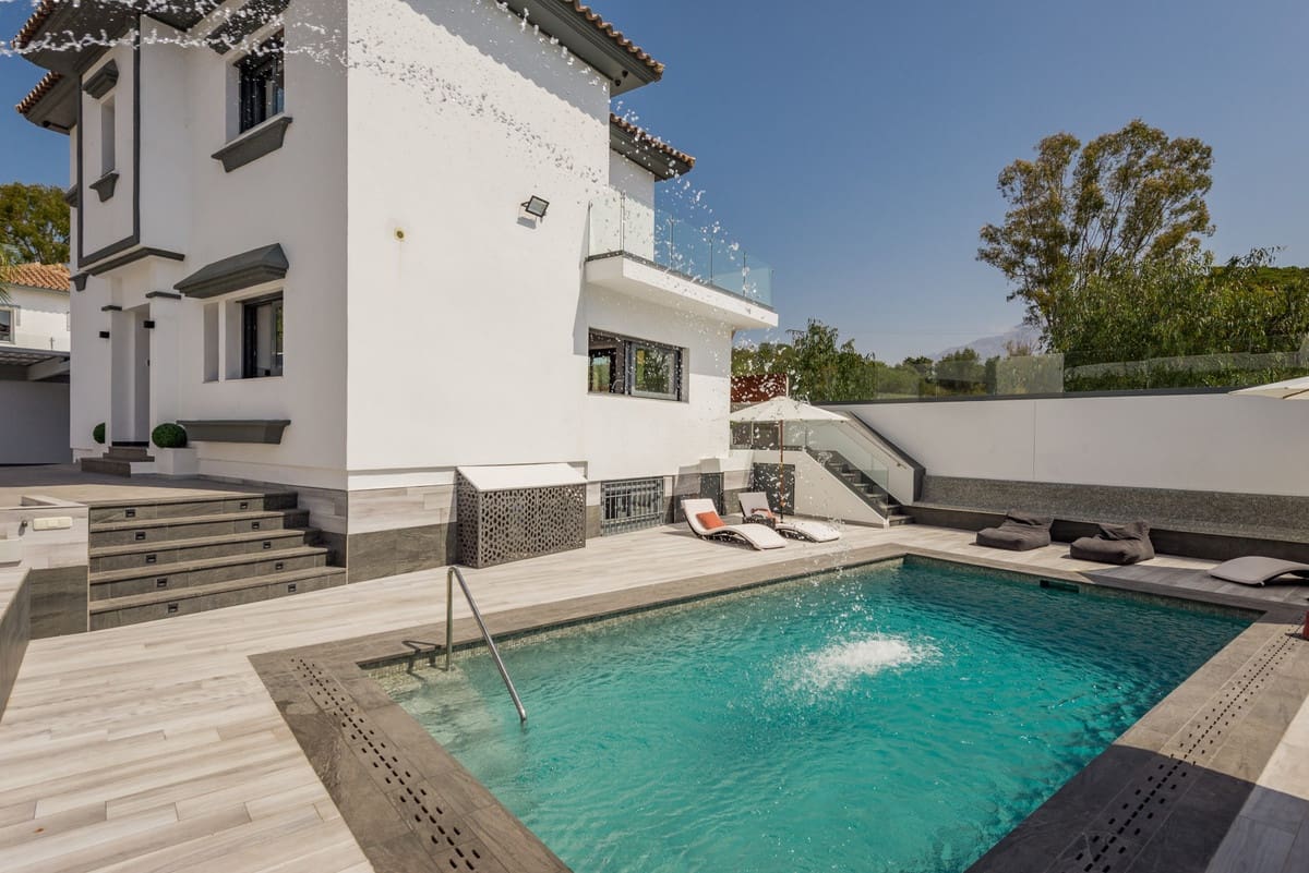5 bedroom Villa for sale in Puerto Banus with pool - € 2,395,000 (Ref: 9823289)