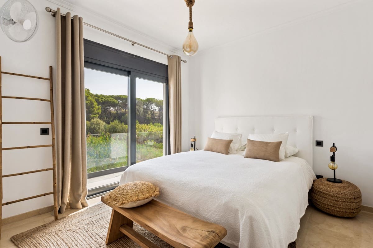5 bedroom Villa for sale in Puerto Banus with pool - € 2,395,000 (Ref: 9823289)