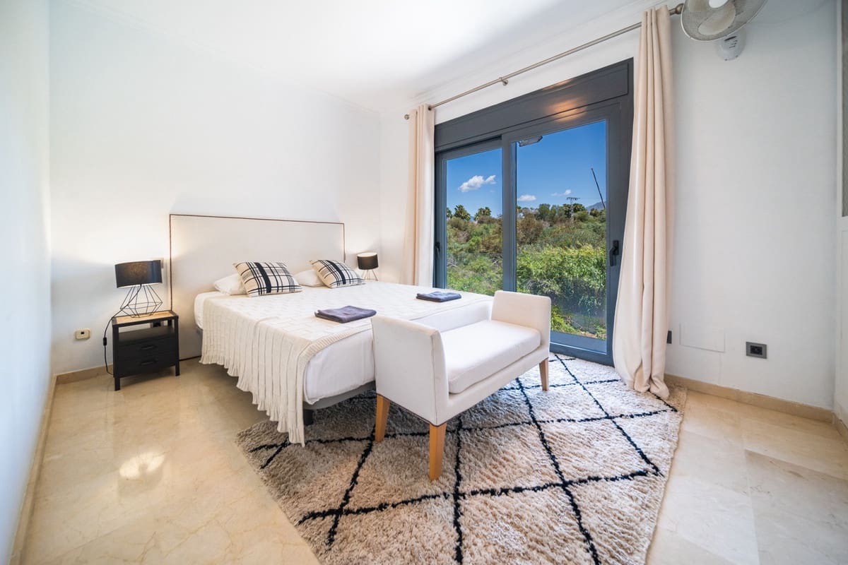 5 bedroom Villa for sale in Puerto Banus with pool - € 2,395,000 (Ref: 9823289)