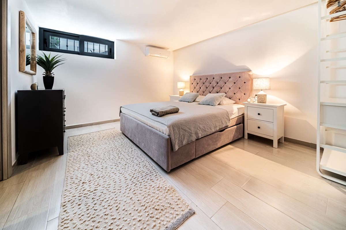 5 bedroom Villa for sale in Puerto Banus with pool - € 2,395,000 (Ref: 9823289)