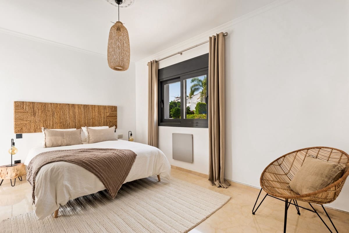 5 bedroom Villa for sale in Puerto Banus with pool - € 2,395,000 (Ref: 9823289)