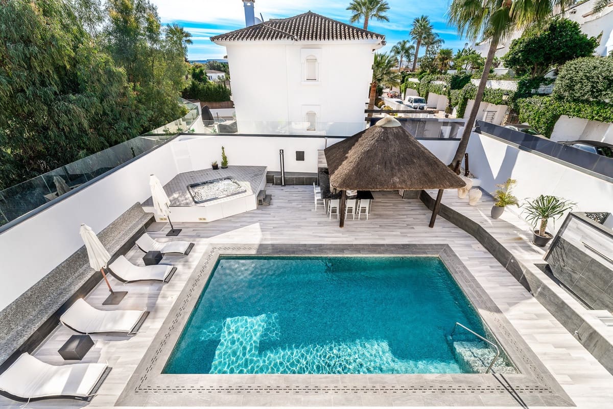 5 bedroom Villa for sale in Puerto Banus with pool - € 2,395,000 (Ref: 9823289)