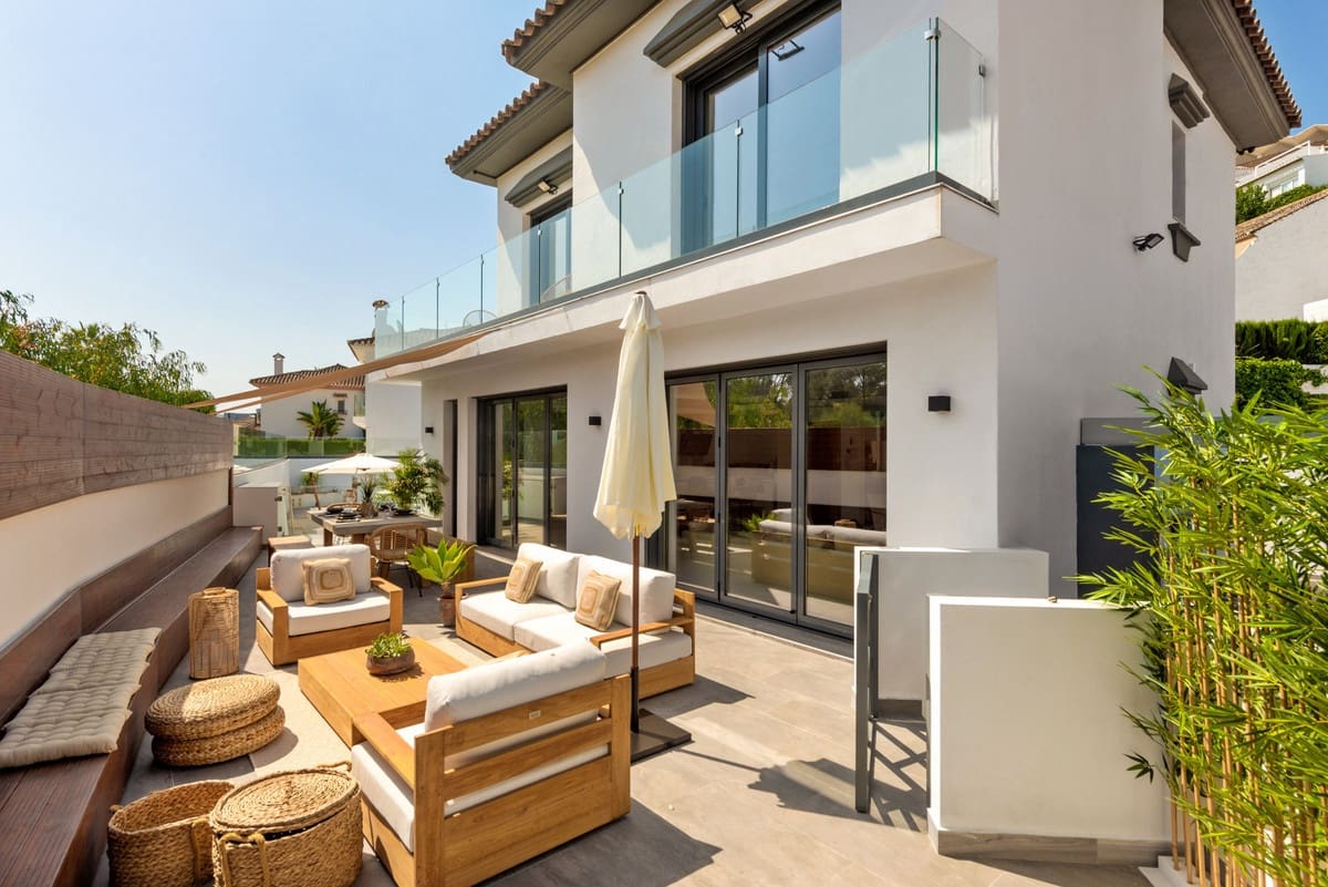 5 bedroom Villa for sale in Puerto Banus with pool - € 2,395,000 (Ref: 9823289)