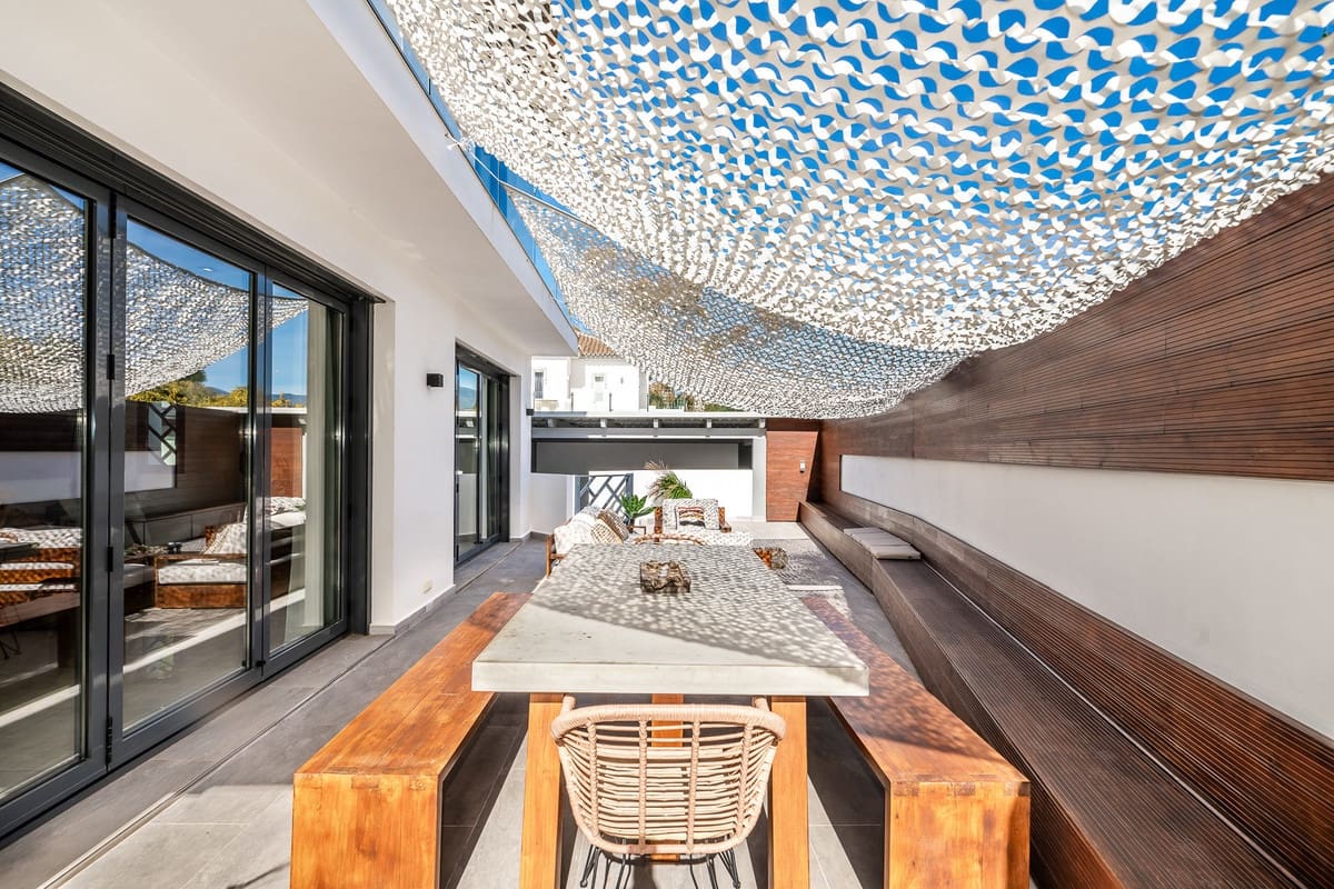 5 bedroom Villa for sale in Puerto Banus with pool - € 2,395,000 (Ref: 9823289)