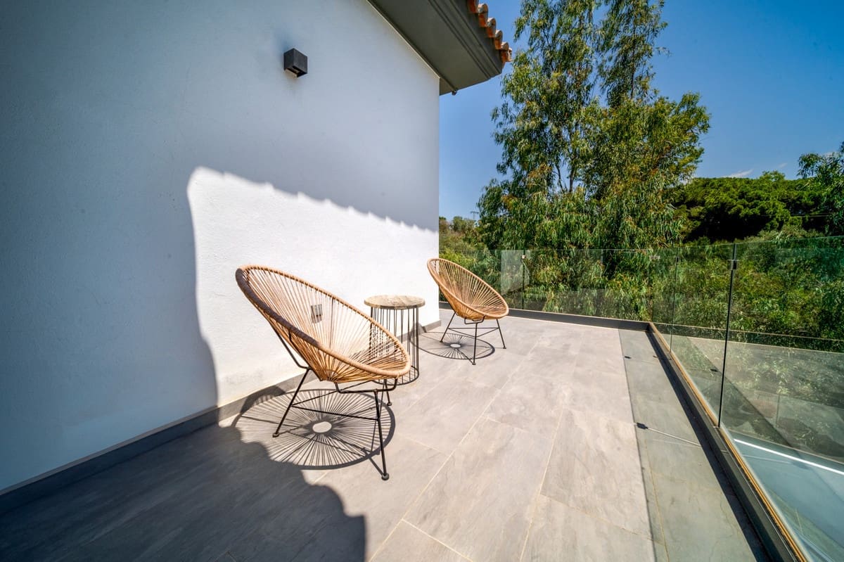 5 bedroom Villa for sale in Puerto Banus with pool - € 2,395,000 (Ref: 9823289)