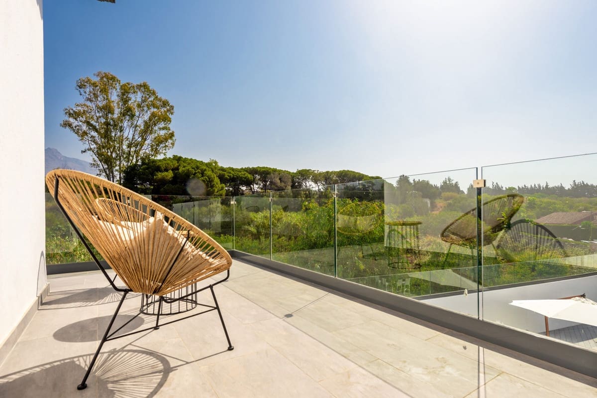 5 bedroom Villa for sale in Puerto Banus with pool - € 2,395,000 (Ref: 9823289)