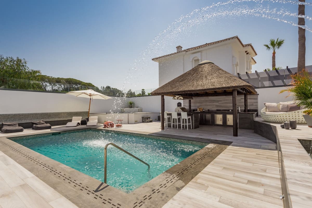 5 bedroom Villa for sale in Puerto Banus with pool - € 2,395,000 (Ref: 9823289)