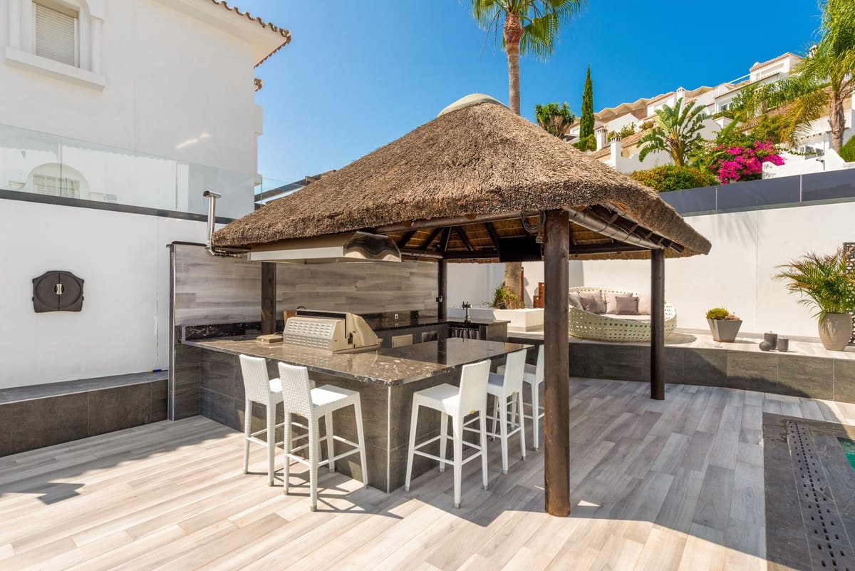 5 bedroom Villa for sale in Puerto Banus with pool - € 2,395,000 (Ref: 9823289)