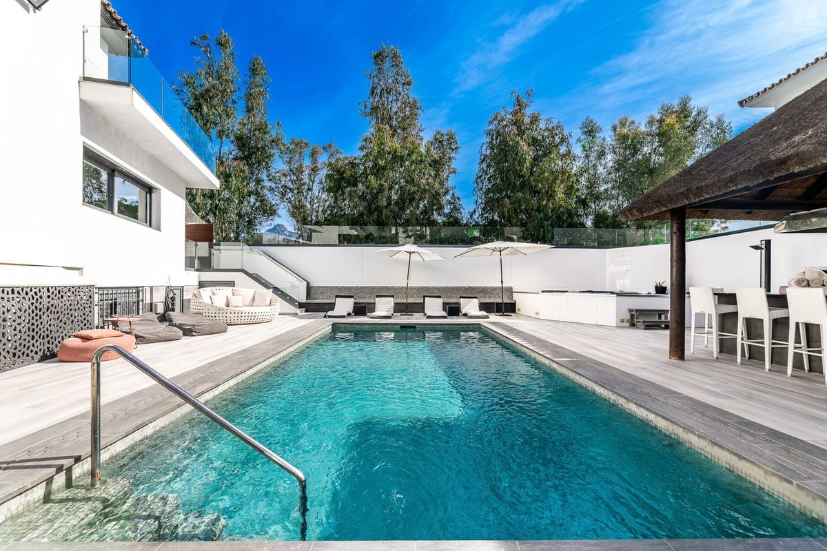 5 bedroom Villa for sale in Puerto Banus with pool - € 2,395,000 (Ref: 9823289)