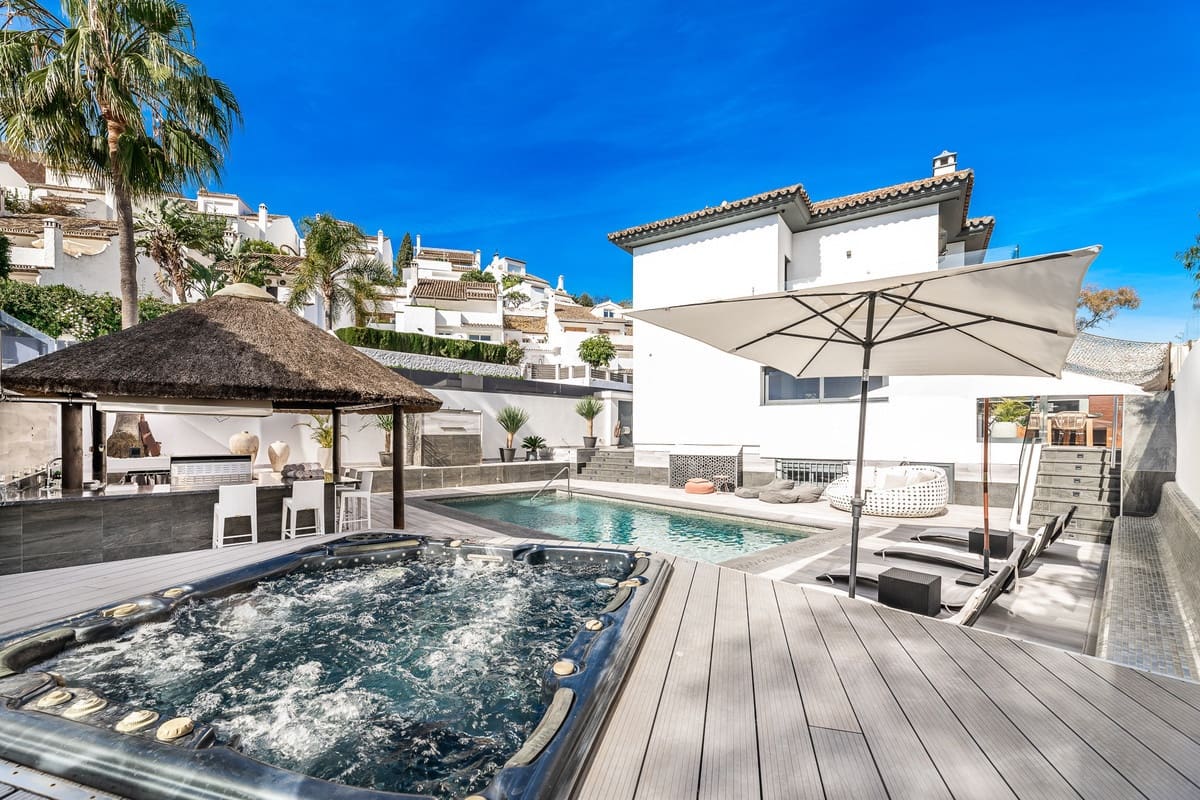 5 bedroom Villa for sale in Puerto Banus with pool - € 2,395,000 (Ref: 9823289)