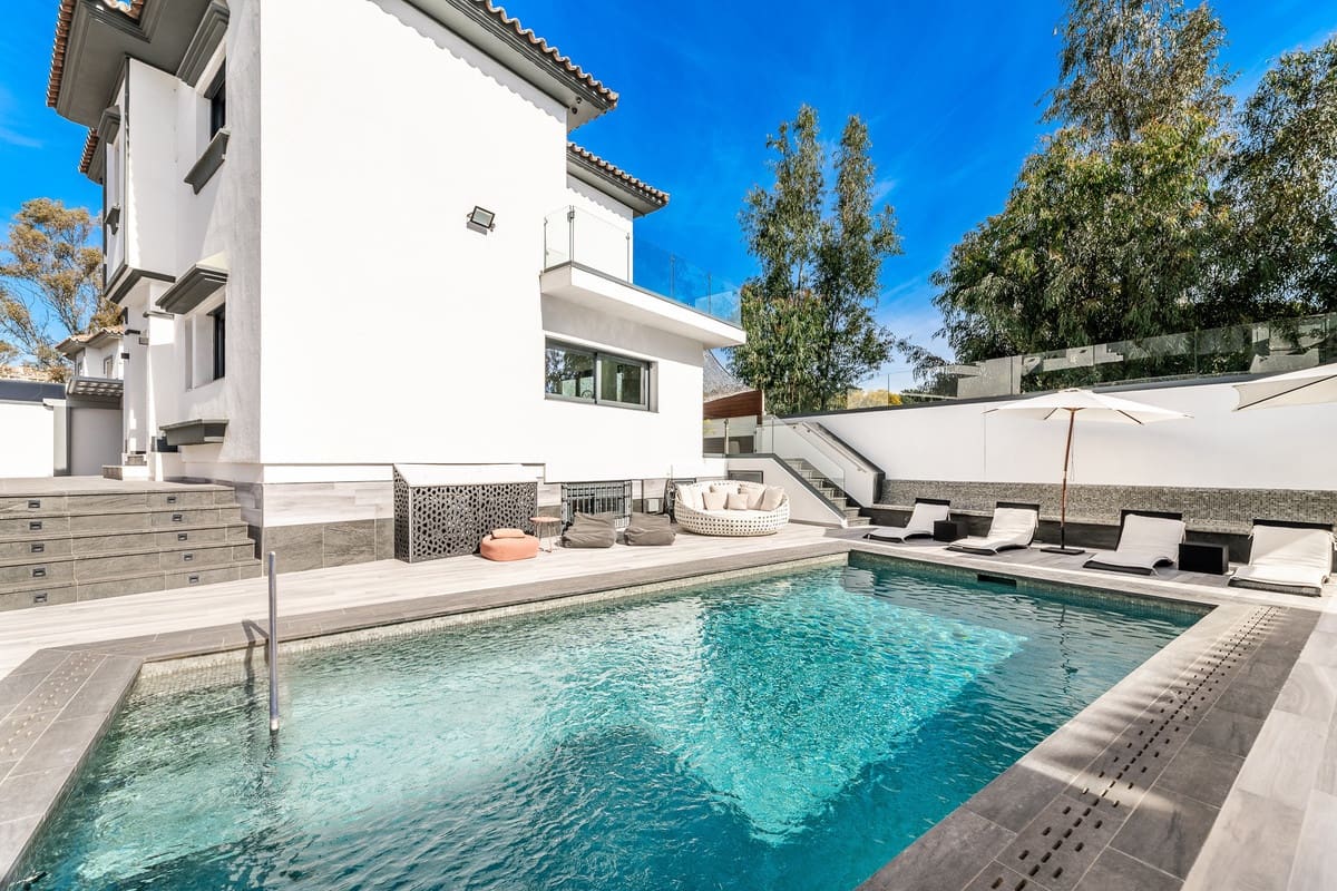 5 bedroom Villa for sale in Puerto Banus with pool - € 2,395,000 (Ref: 9823289)