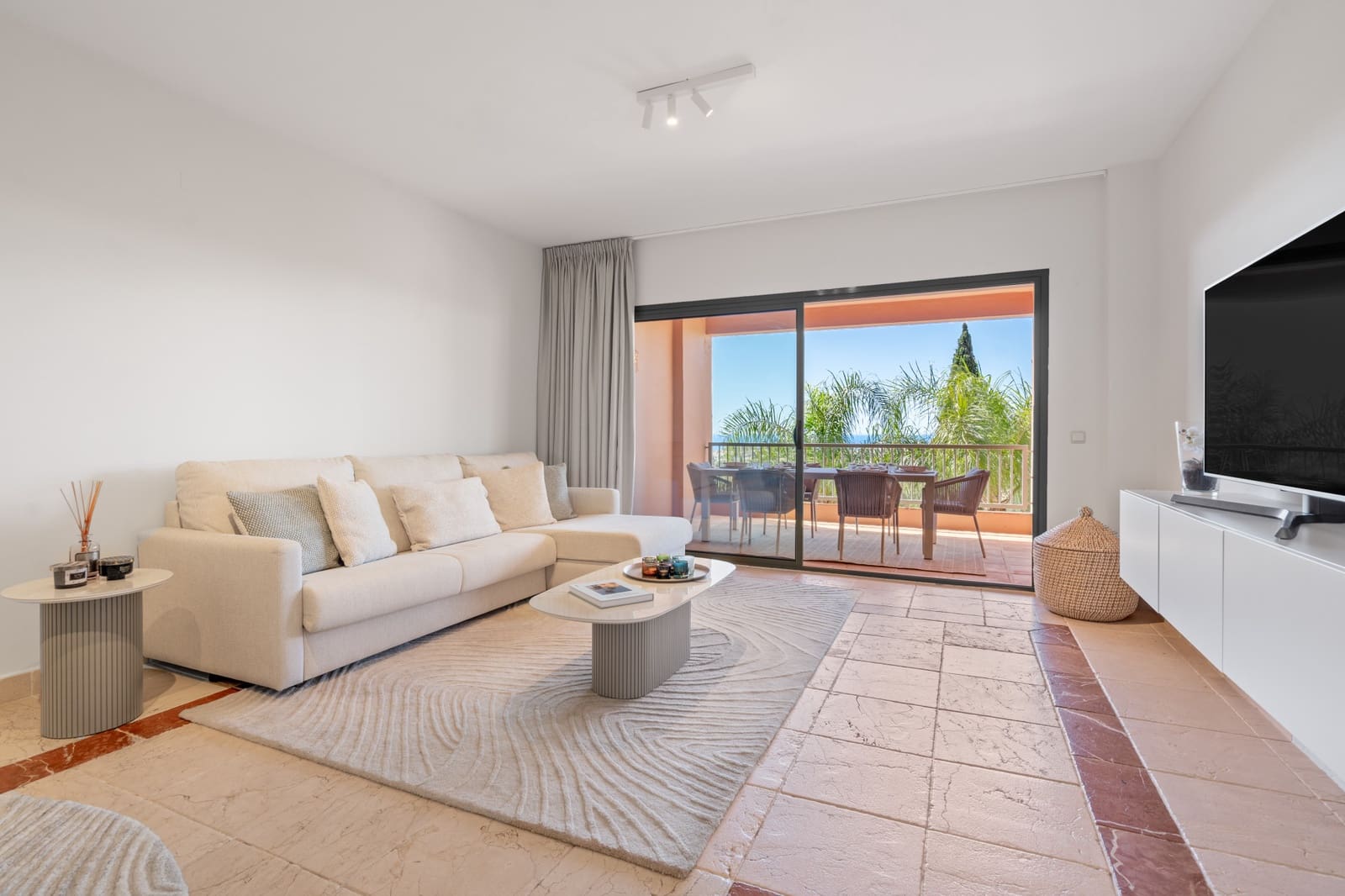 2 bedroom Apartment for sale in Benahavis with pool - € 585,000 (Ref: 9823290)