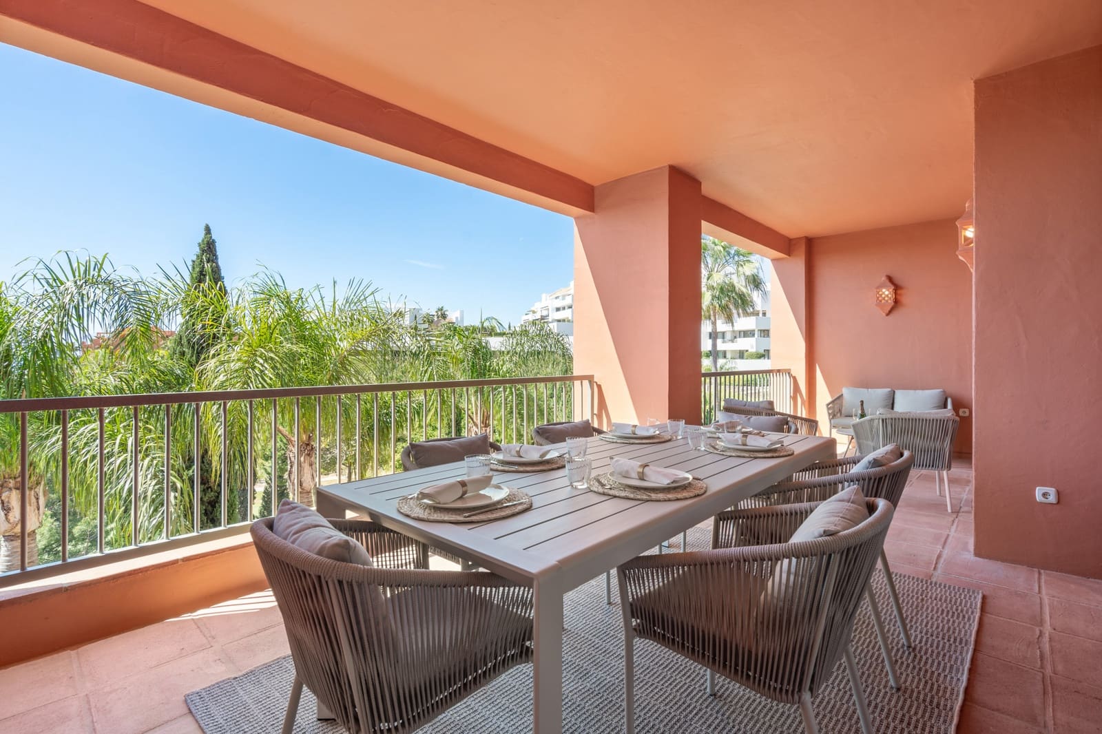 2 bedroom Apartment for sale in Benahavis with pool - € 585,000 (Ref: 9823290)