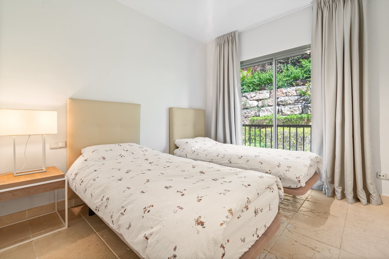 2 bedroom Apartment for sale in Benahavis with pool - € 585,000 (Ref: 9823290)