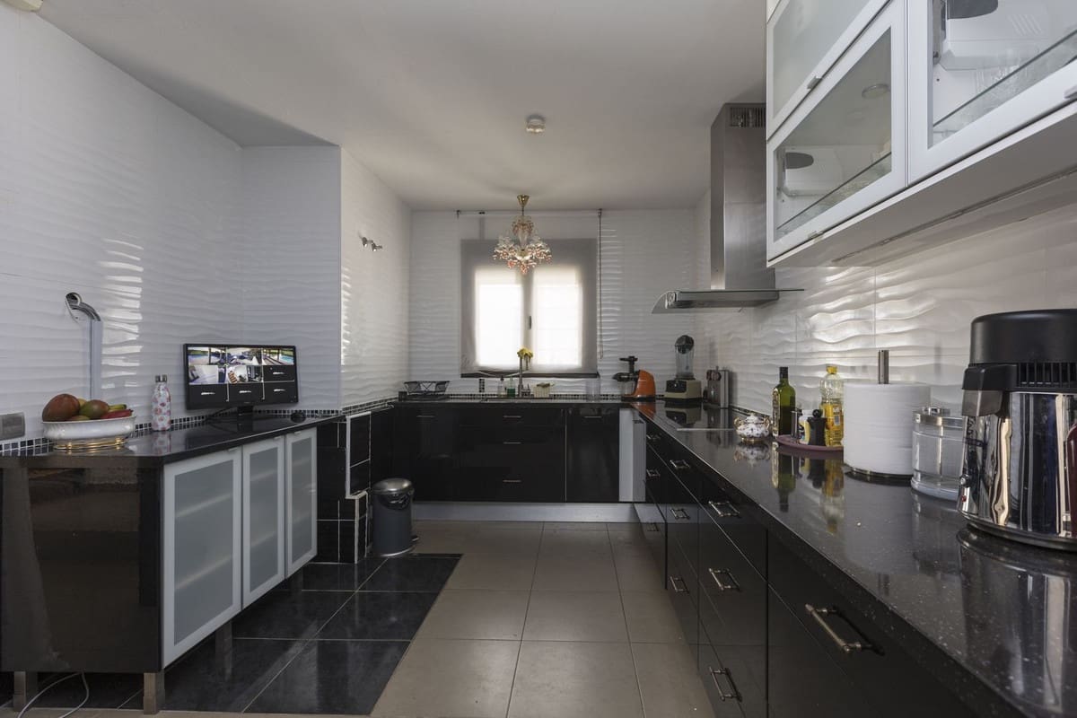 6 chambre Villa/Maison à vendre à Estepona avec piscine - 950 000 € (Ref: 9823293)