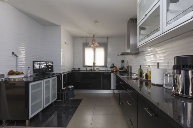 6 soveværelse Villa til salg i Centro, Estepona med swimmingpool - € 950.000 (Ref: 9823293)