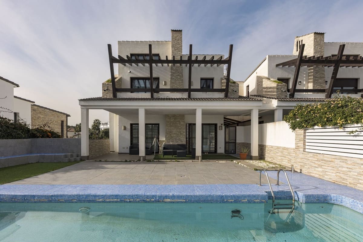 6 chambre Villa/Maison à vendre à Estepona avec piscine - 950 000 € (Ref: 9823293)