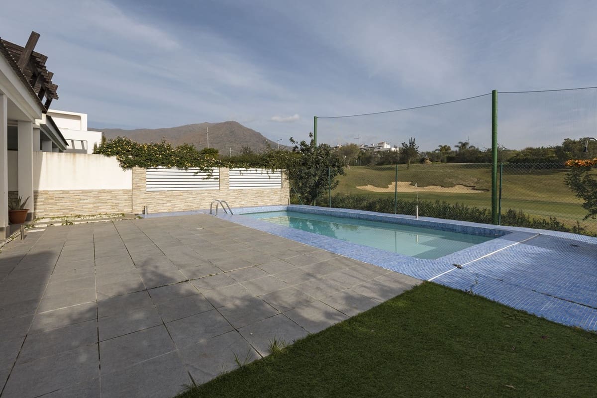 6 chambre Villa/Maison à vendre à Estepona avec piscine - 950 000 € (Ref: 9823293)