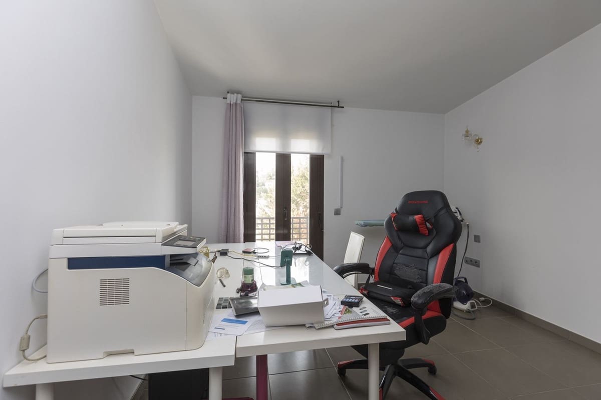 6 chambre Villa/Maison à vendre à Estepona avec piscine - 950 000 € (Ref: 9823293)
