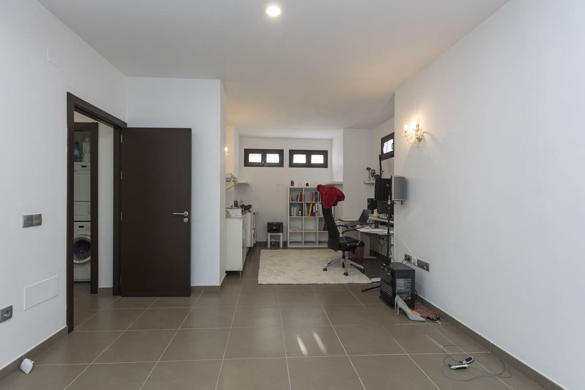 6 chambre Villa/Maison à vendre à Estepona avec piscine - 950 000 € (Ref: 9823293)