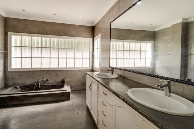 4 bedroom Villa for sale in Benahavís pueblo, Benahavís with pool - € 1,700,000 (Ref: 9823297)