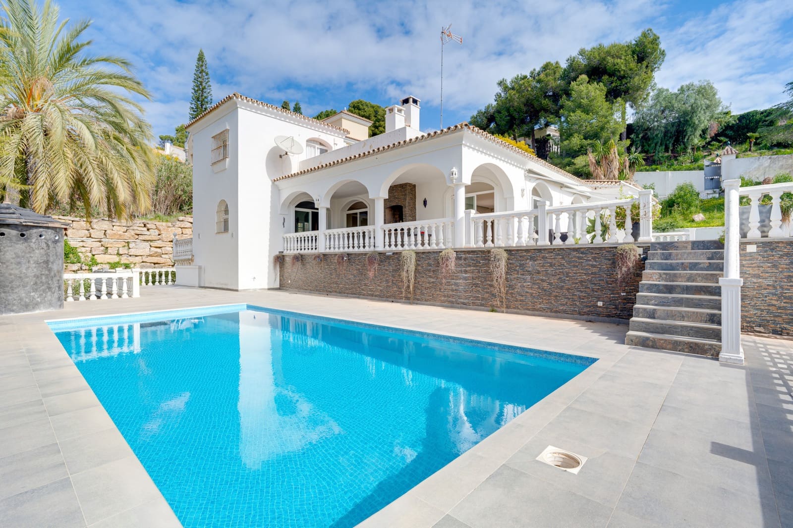 4 Zimmer Villa zu verkaufen in Benahavis mit Pool - 1.700.000 € (Ref: 9823306)
