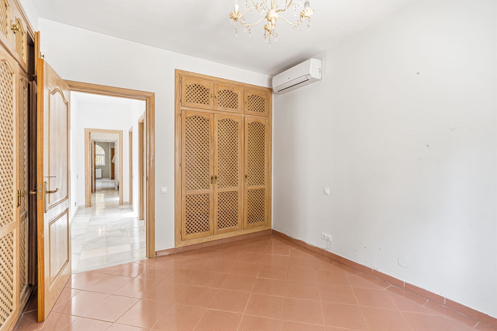 4 Zimmer Villa zu verkaufen in Benahavis mit Pool - 1.700.000 € (Ref: 9823306)