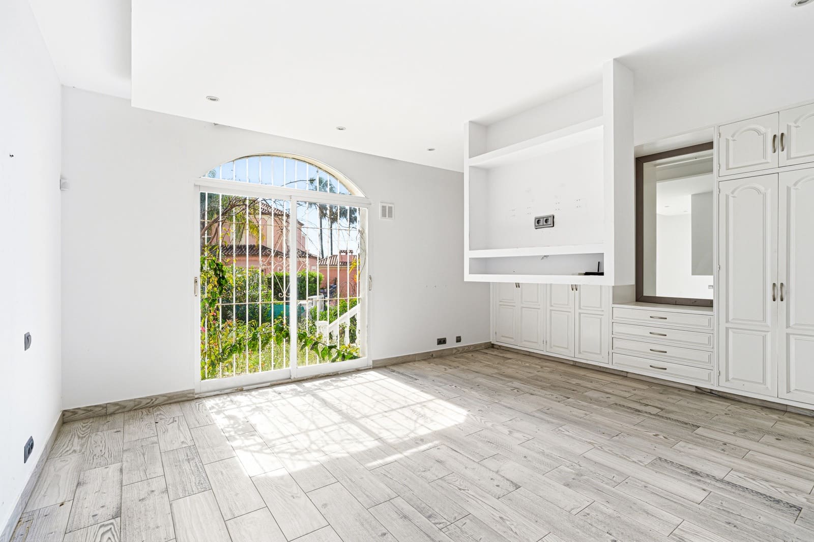 4 Zimmer Villa zu verkaufen in Benahavis mit Pool - 1.700.000 € (Ref: 9823306)