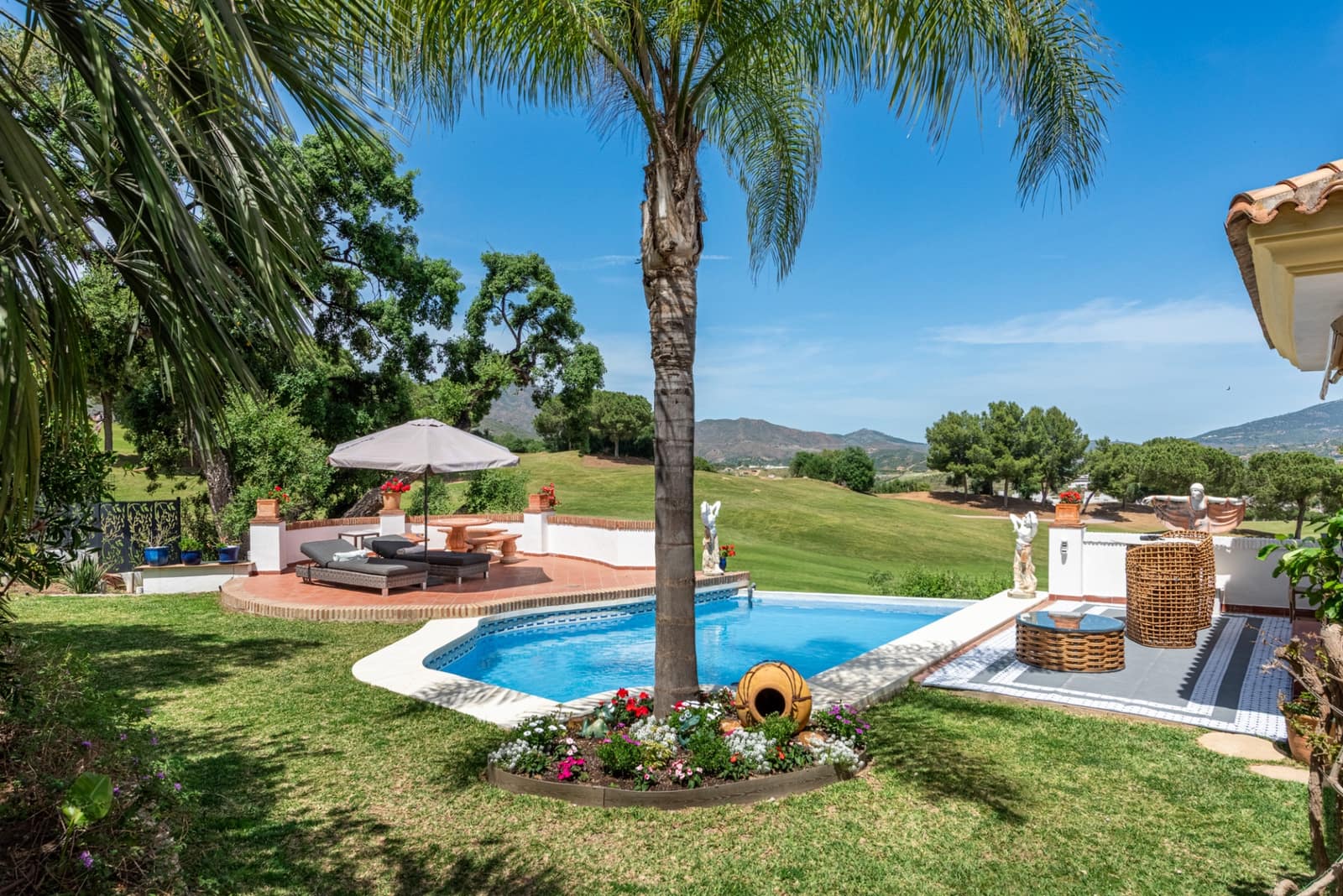 4 Zimmer Villa zu verkaufen in Mijas Costa mit Pool - 1.895.000 € (Ref: 9823307)