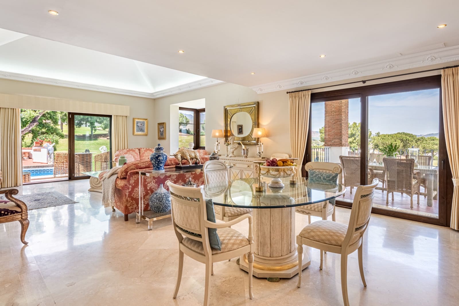 4 Zimmer Villa zu verkaufen in Mijas Costa mit Pool - 1.895.000 € (Ref: 9823307)