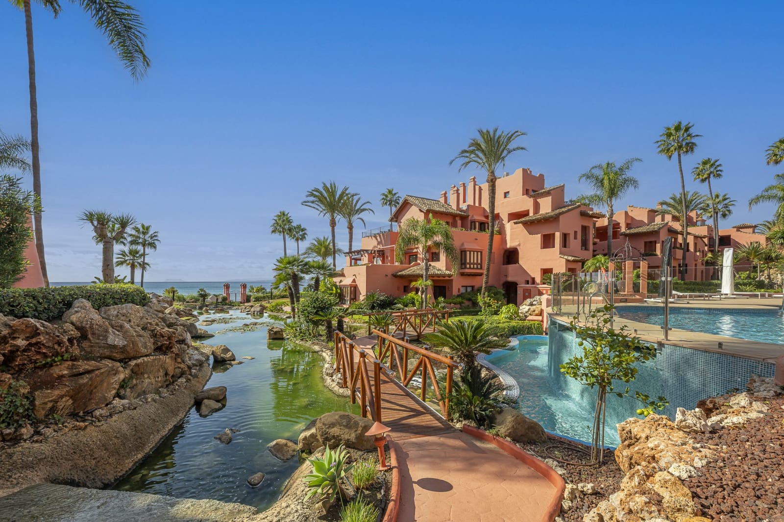 Apartamento de 3 habitaciones en Estepona en venta con piscina - 1.995.000 € (Ref: 9823312)
