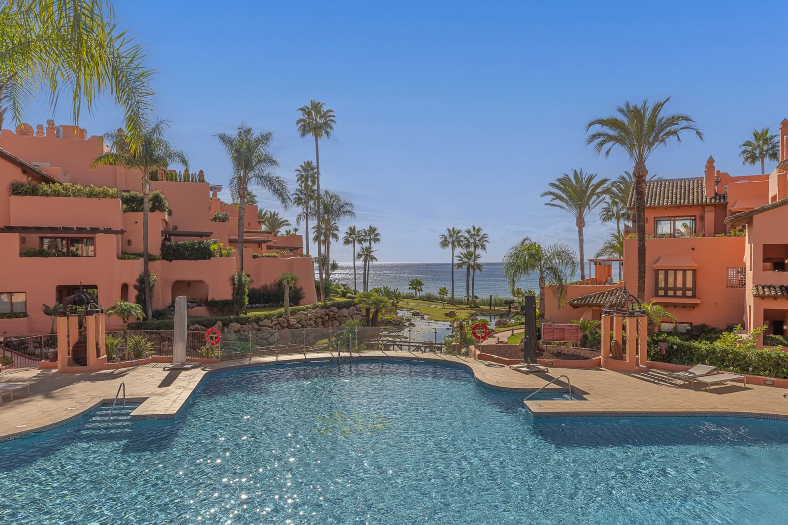 Apartamento de 3 habitaciones en Estepona en venta con piscina - 1.995.000 € (Ref: 9823312)