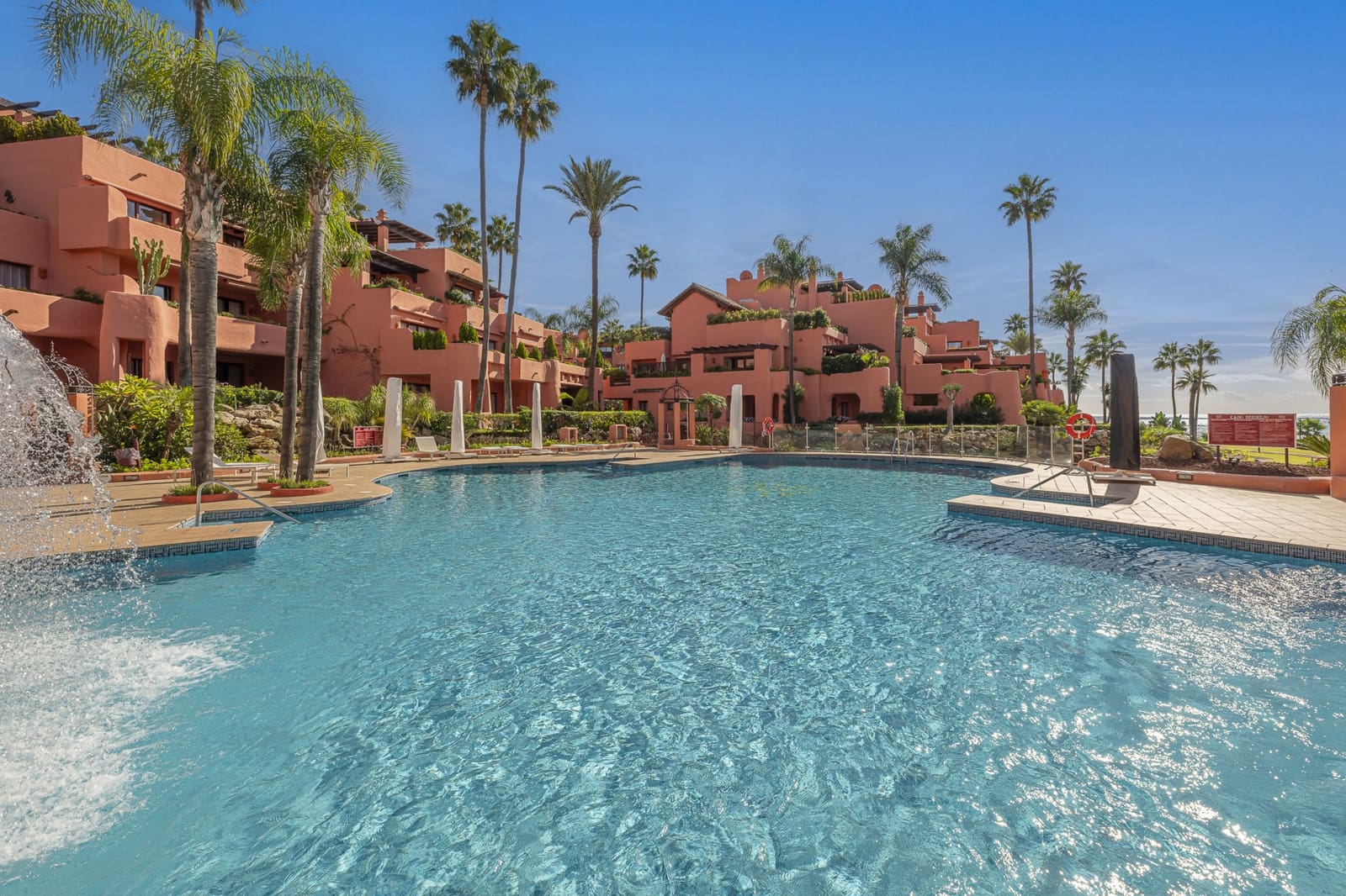 Apartamento de 3 habitaciones en Estepona en venta con piscina - 1.995.000 € (Ref: 9823312)