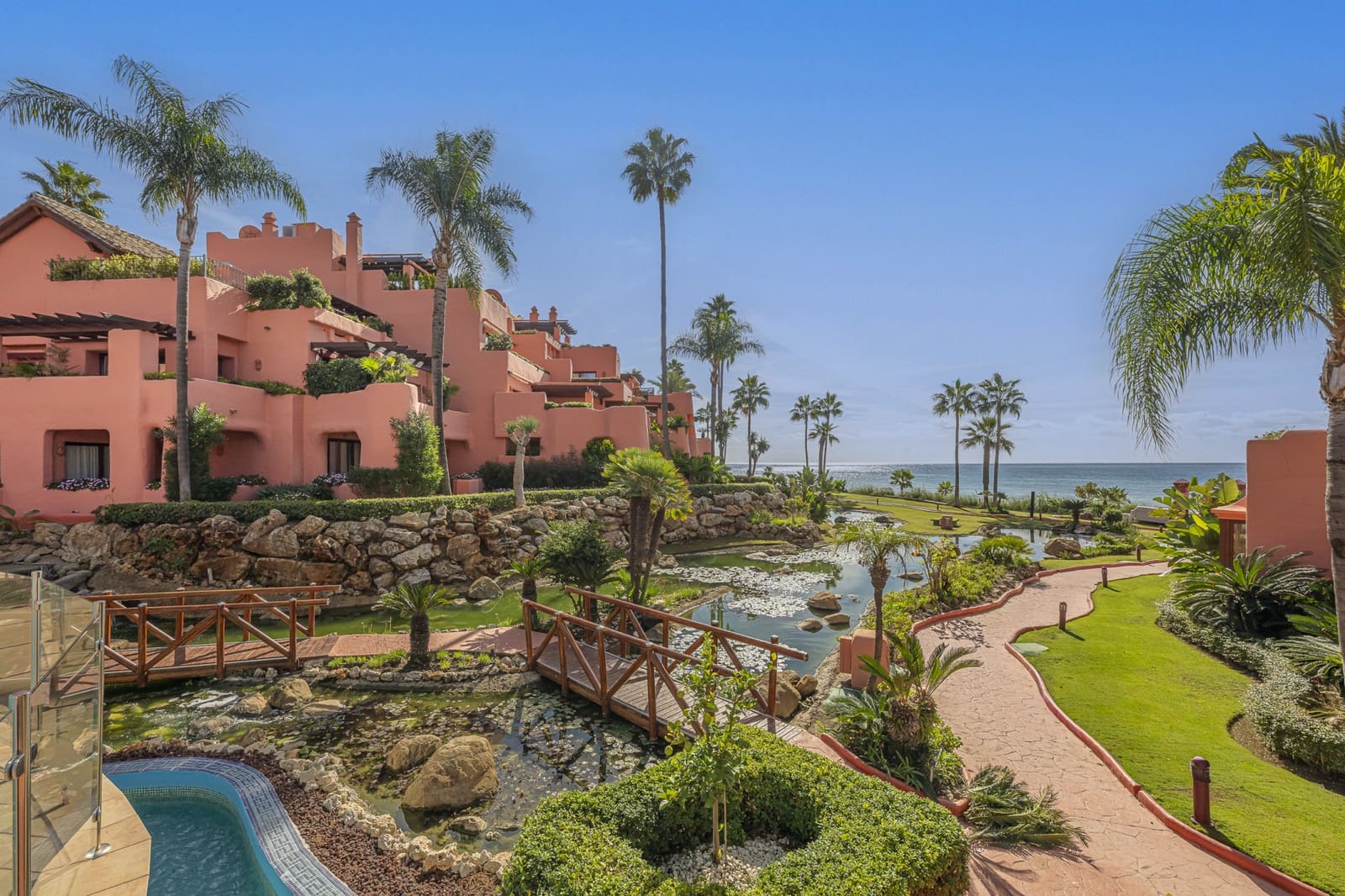 Apartamento de 3 habitaciones en Estepona en venta con piscina - 1.995.000 € (Ref: 9823312)