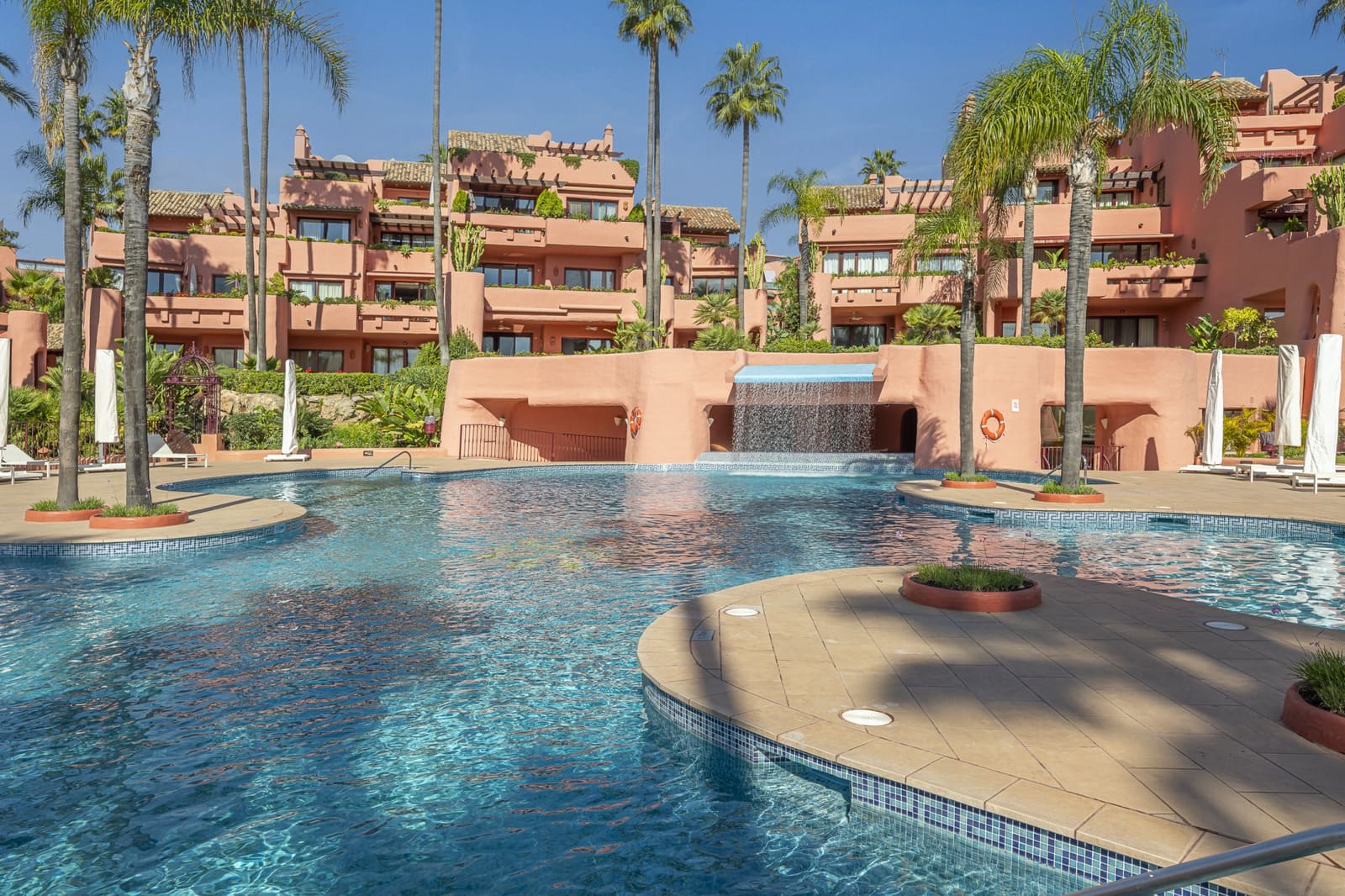 Apartamento de 3 habitaciones en Estepona en venta con piscina - 1.995.000 € (Ref: 9823312)