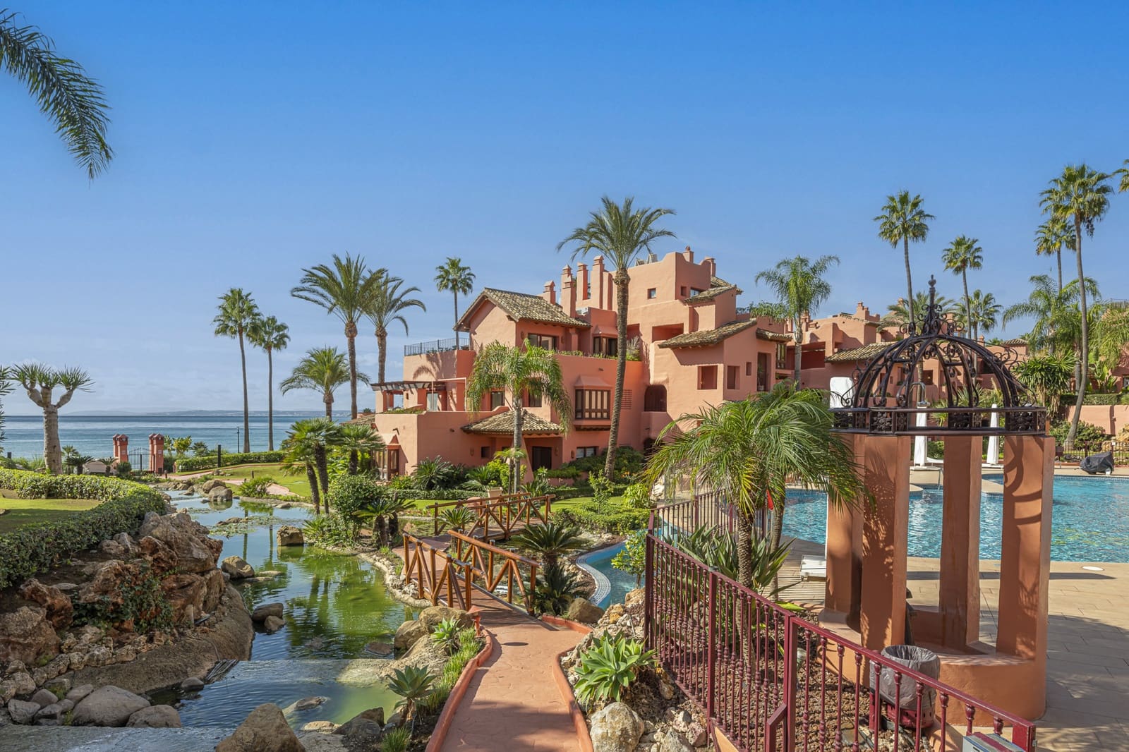 Apartamento de 3 habitaciones en Estepona en venta con piscina - 1.995.000 € (Ref: 9823312)