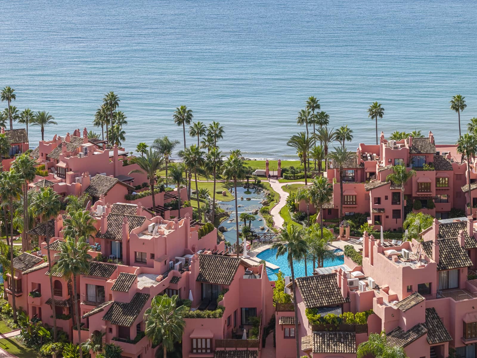 Apartamento de 3 habitaciones en Estepona en venta con piscina - 1.995.000 € (Ref: 9823312)