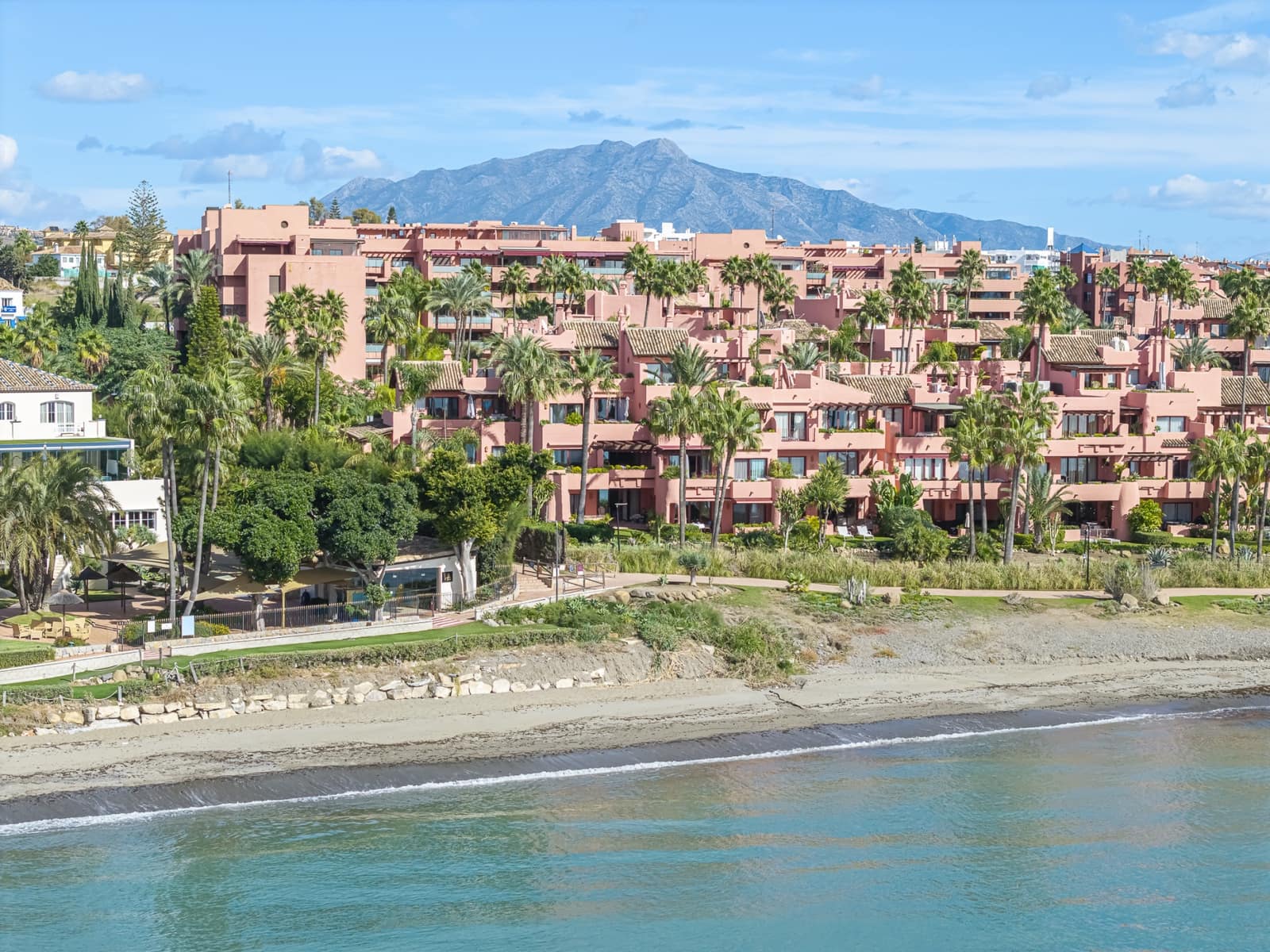 Apartamento de 3 habitaciones en Estepona en venta con piscina - 1.995.000 € (Ref: 9823312)