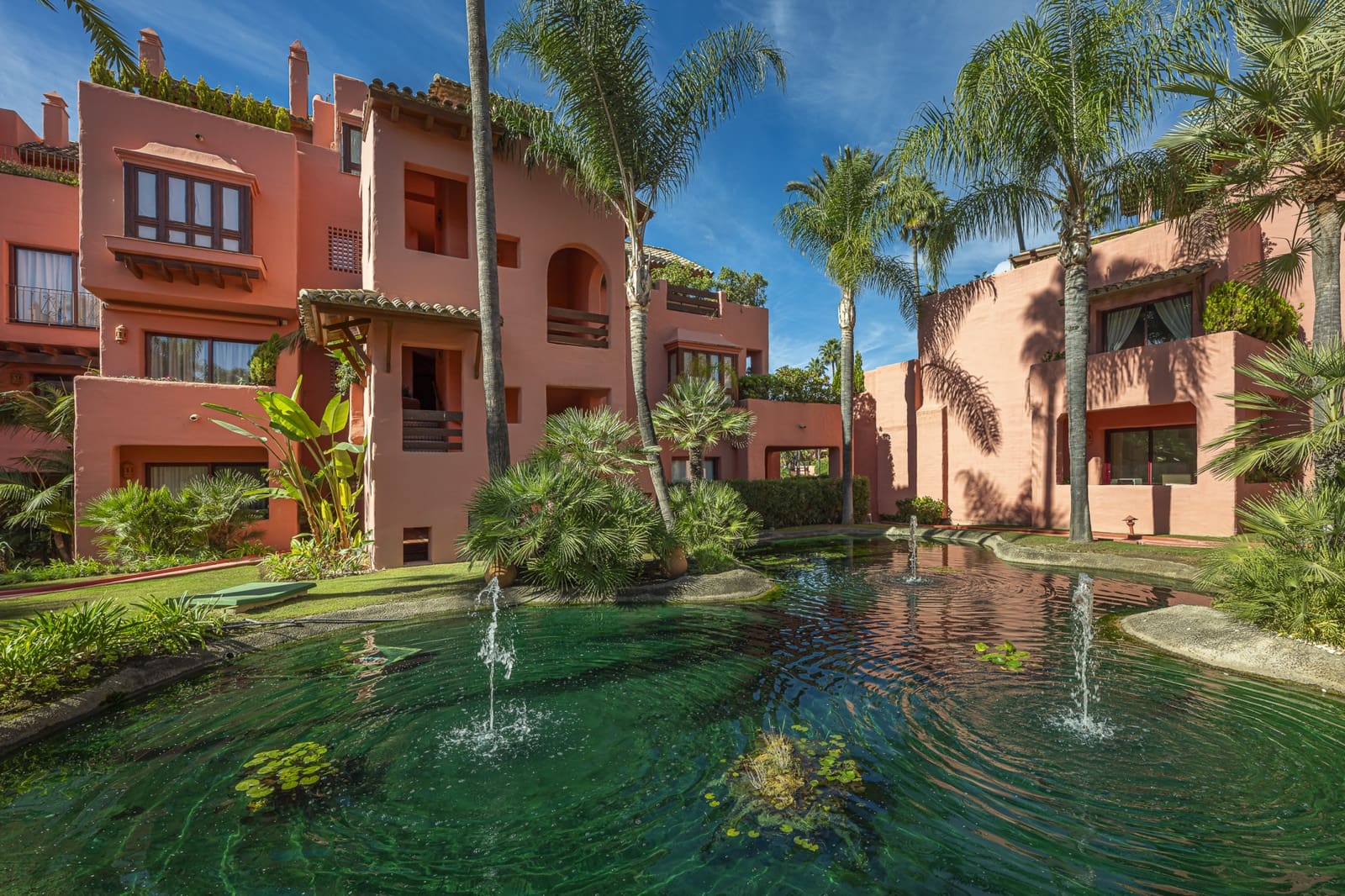 Apartamento de 3 habitaciones en Estepona en venta con piscina - 1.995.000 € (Ref: 9823312)