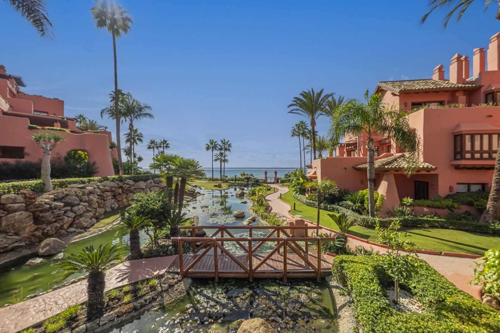 Apartamento de 3 habitaciones en Estepona en venta con piscina - 1.995.000 € (Ref: 9823312)