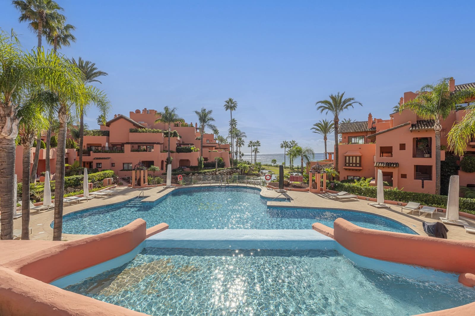 Apartamento de 3 habitaciones en Estepona en venta con piscina - 1.995.000 € (Ref: 9823312)