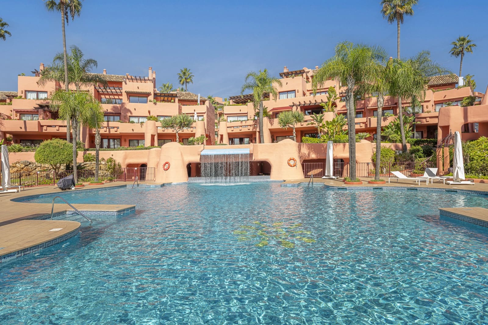 Apartamento de 3 habitaciones en Estepona en venta con piscina - 1.995.000 € (Ref: 9823312)