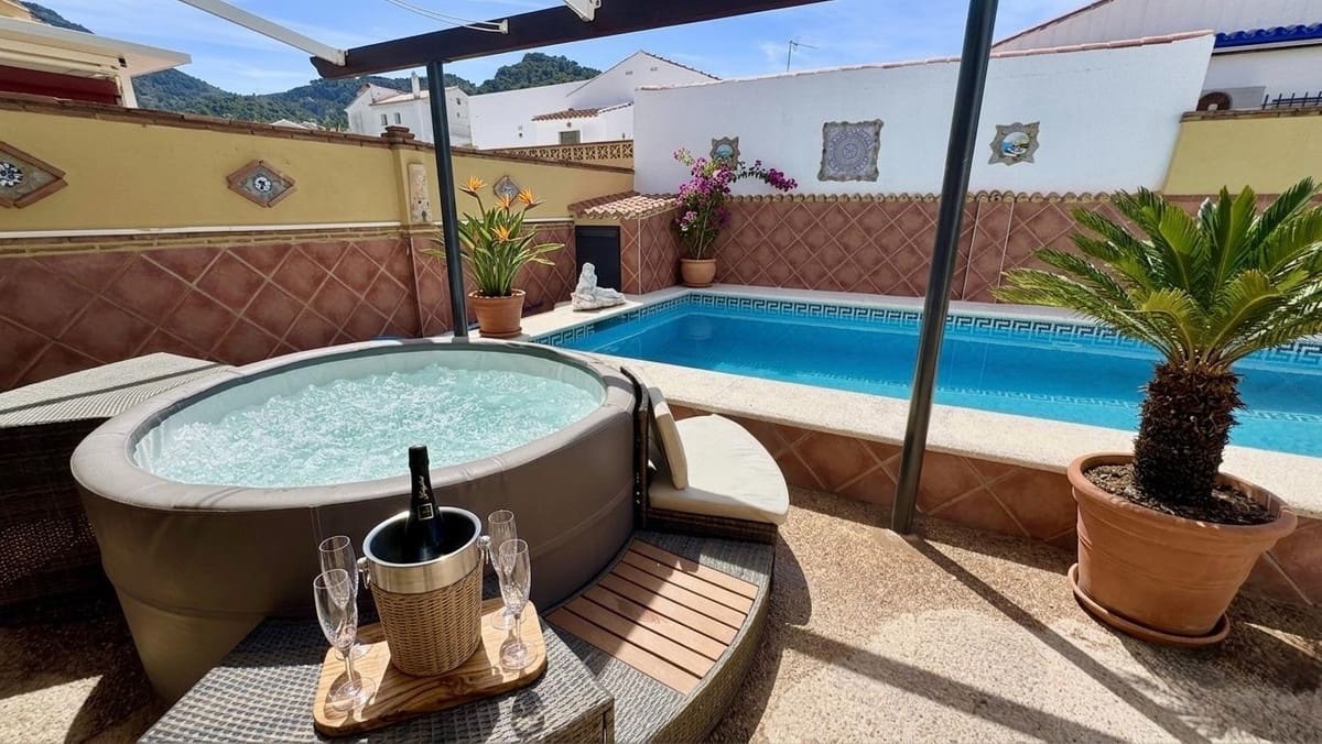 5 bedroom Villa for sale in Alhaurin de la Torre with pool garage - € 775,000 (Ref: 9823315)