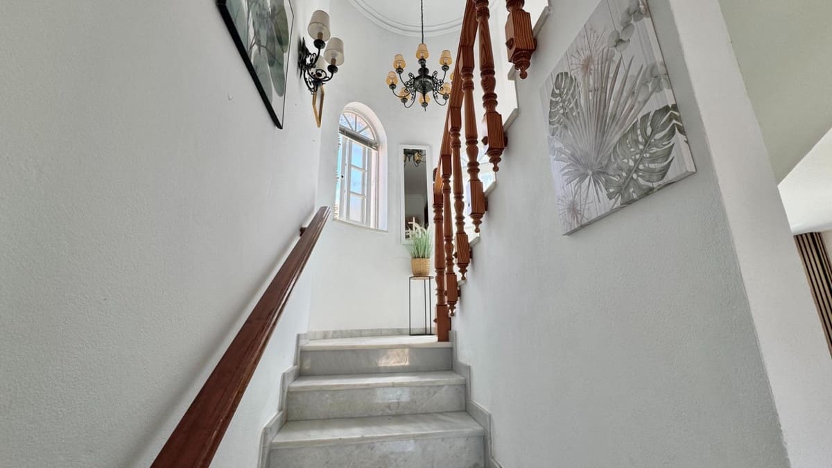 5 bedroom Villa for sale in Alhaurin de la Torre with pool garage - € 775,000 (Ref: 9823315)