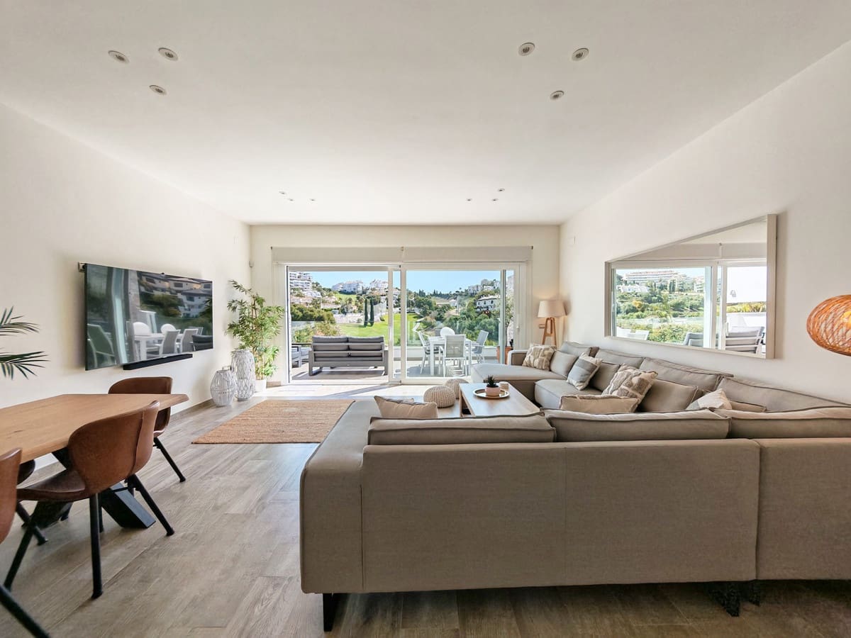3 soveværelse Semi-Rækkehus til salg i Riviera del Sol med swimmingpool - € 895.000 (Ref: 9823319)