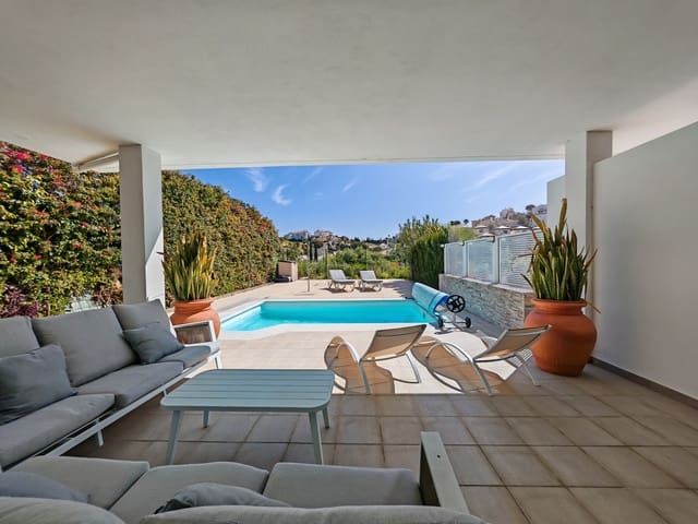 3 soveværelse Semi-Rækkehus til salg i Riviera del Sol, Mijas med swimmingpool - € 895.000 (Ref: 9823319)