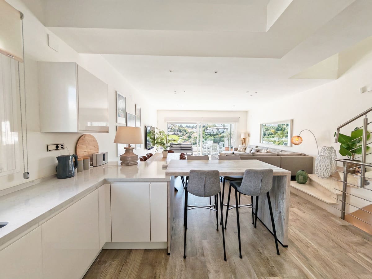 3 soveværelse Semi-Rækkehus til salg i Riviera del Sol med swimmingpool - € 895.000 (Ref: 9823319)