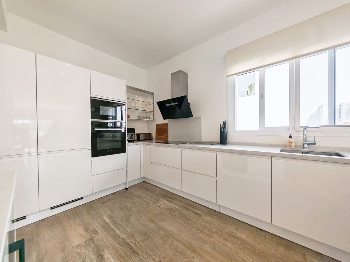 3 soveværelse Semi-Rækkehus til salg i Riviera del Sol med swimmingpool - € 895.000 (Ref: 9823319)