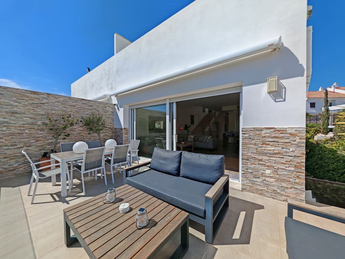 3 soveværelse Semi-Rækkehus til salg i Riviera del Sol med swimmingpool - € 895.000 (Ref: 9823319)
